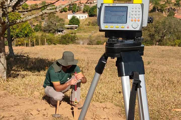 Medição de terreno topografia